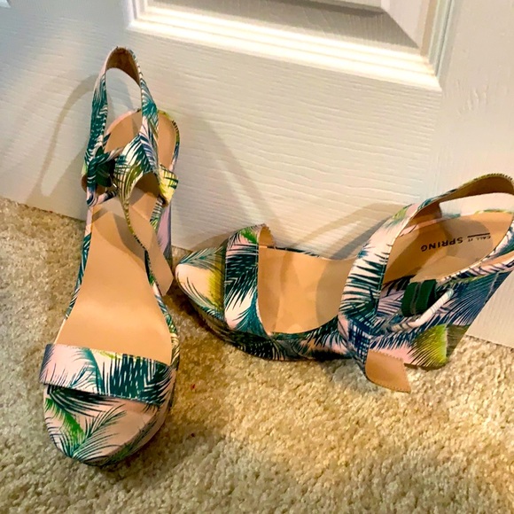 Size 10 sandals - Picture 1 of 3